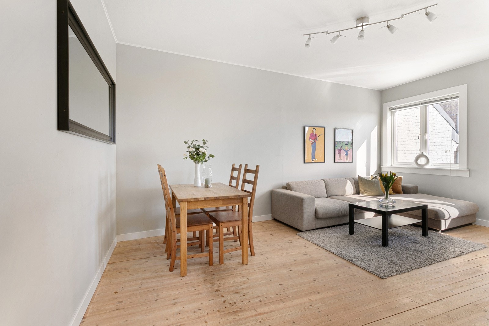 I stuen er det også plass til spisebord. Galleribilde