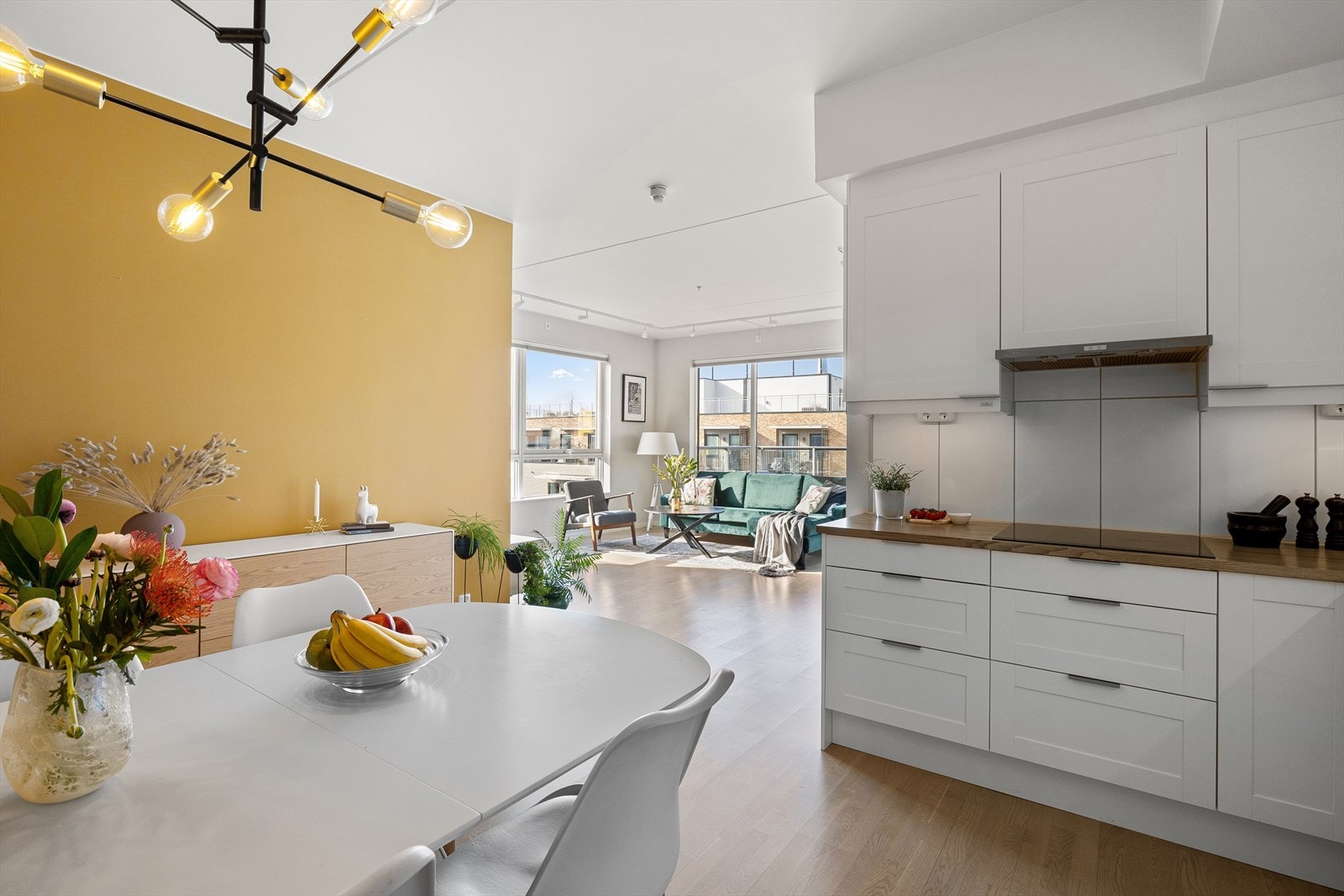 Induksjonskoketopp på kjøkken. Heltre benkeplate i ask. Galleribilde