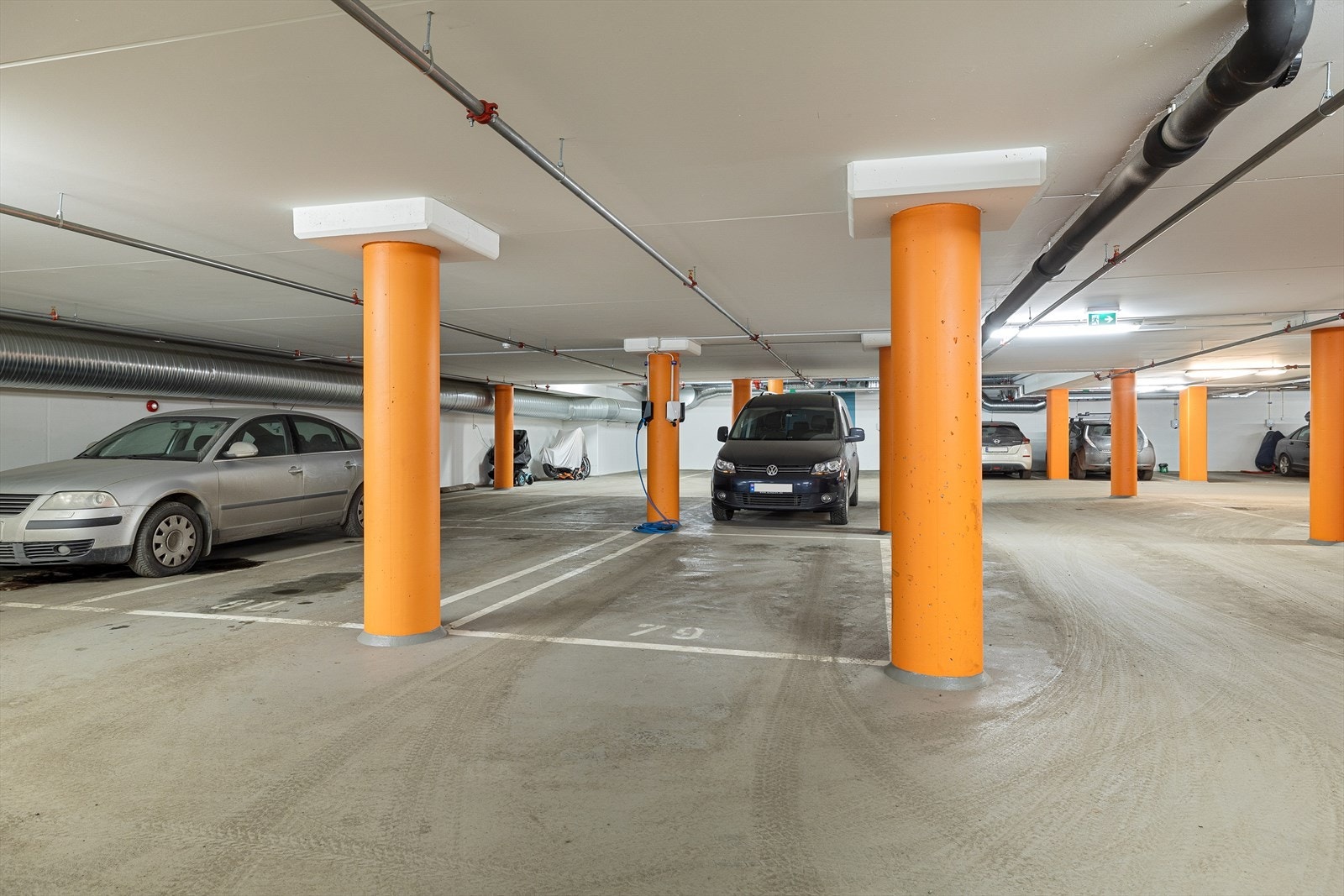 Disponibel garasjeplass med elbillader. Galleribilde