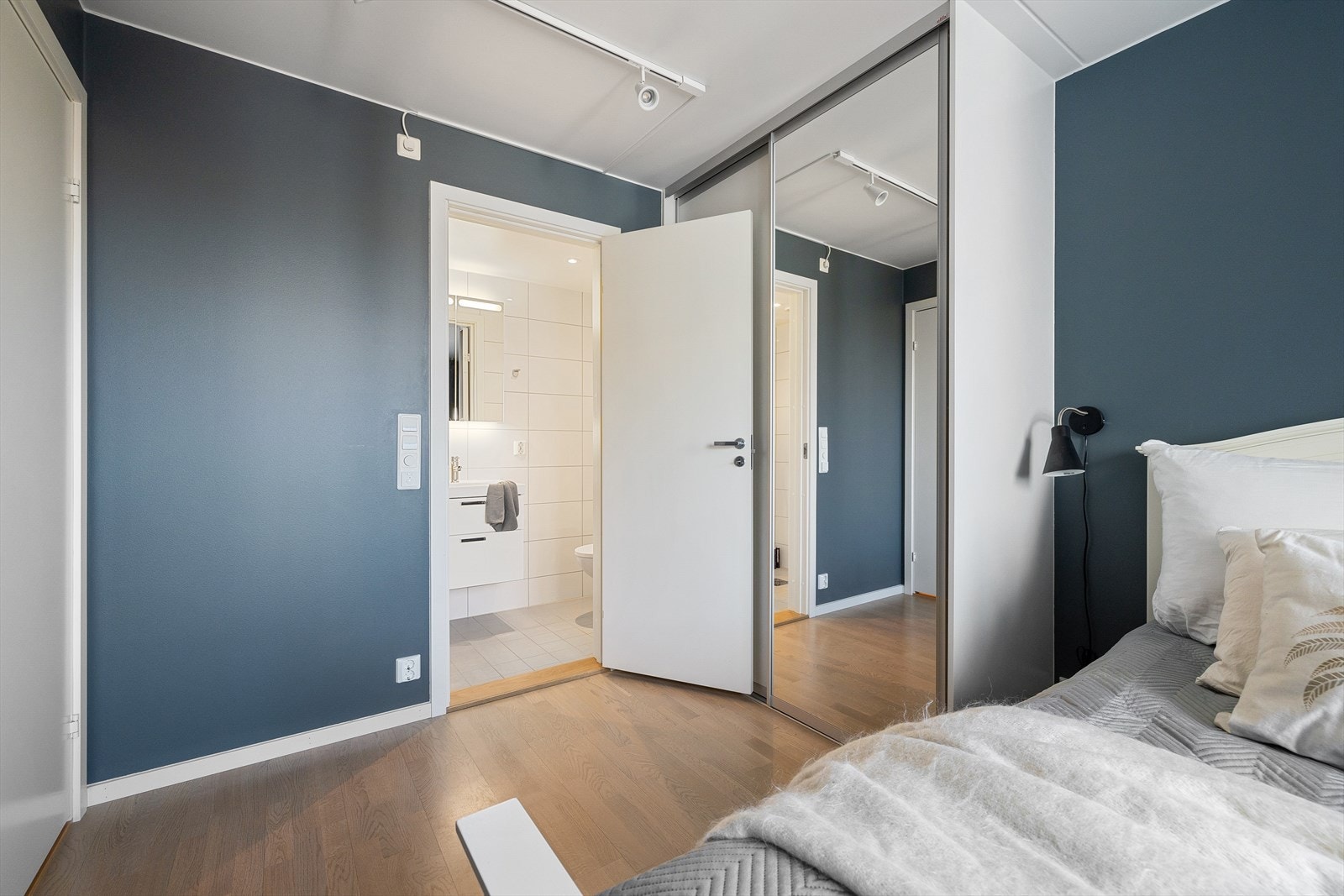 Romslig hovedsoverom, med adkomst til eget bad. Galleribilde