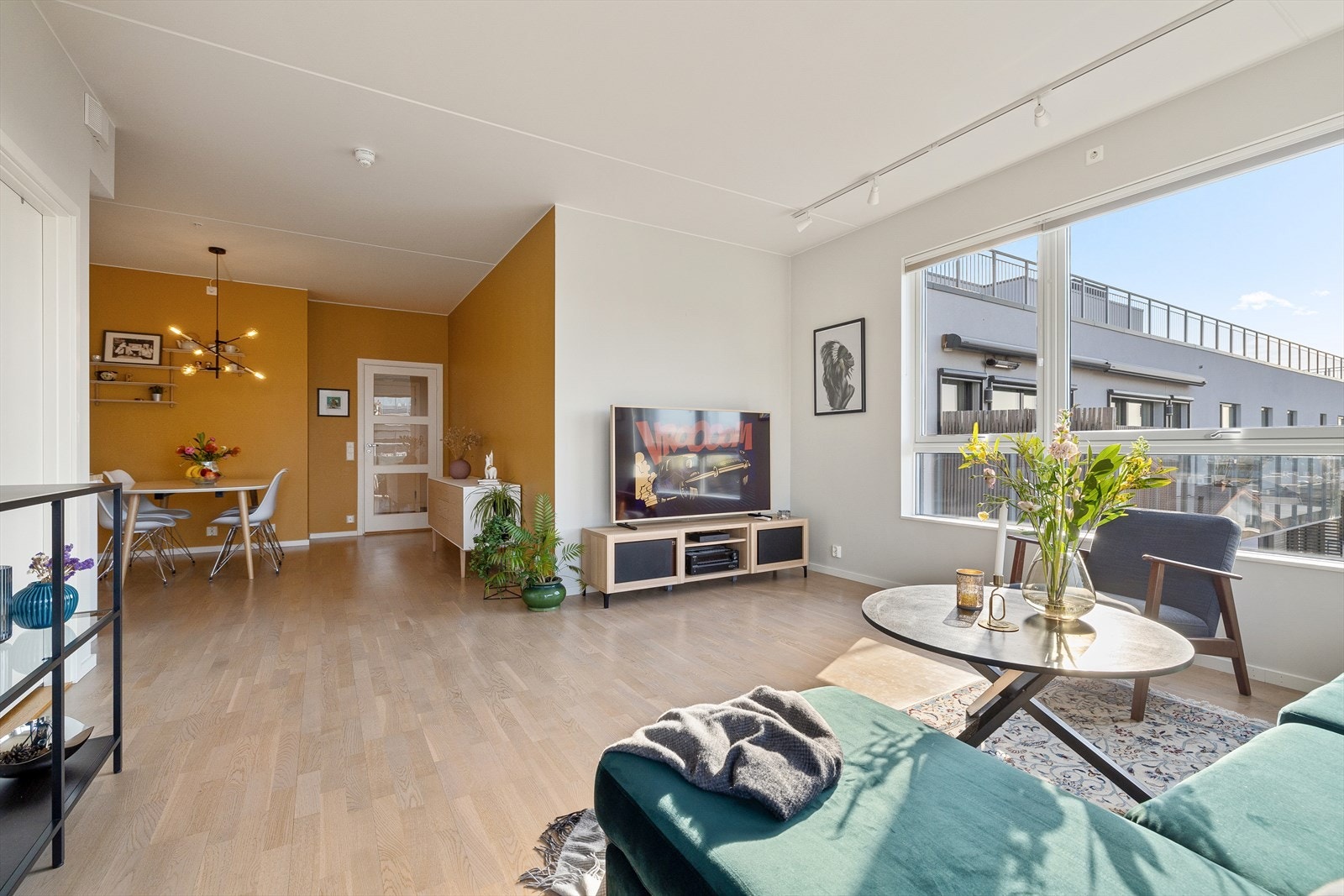 Stuen og kjøkkenet er i åpen løsning, men med god avstand mellom de ulike sosiale sonene. Galleribilde