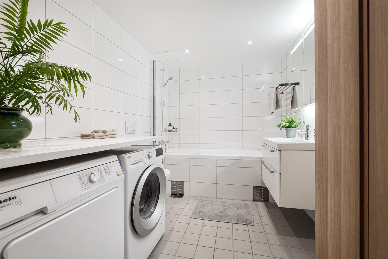 Dette er det største av de to badene i leiligheten. Galleribilde