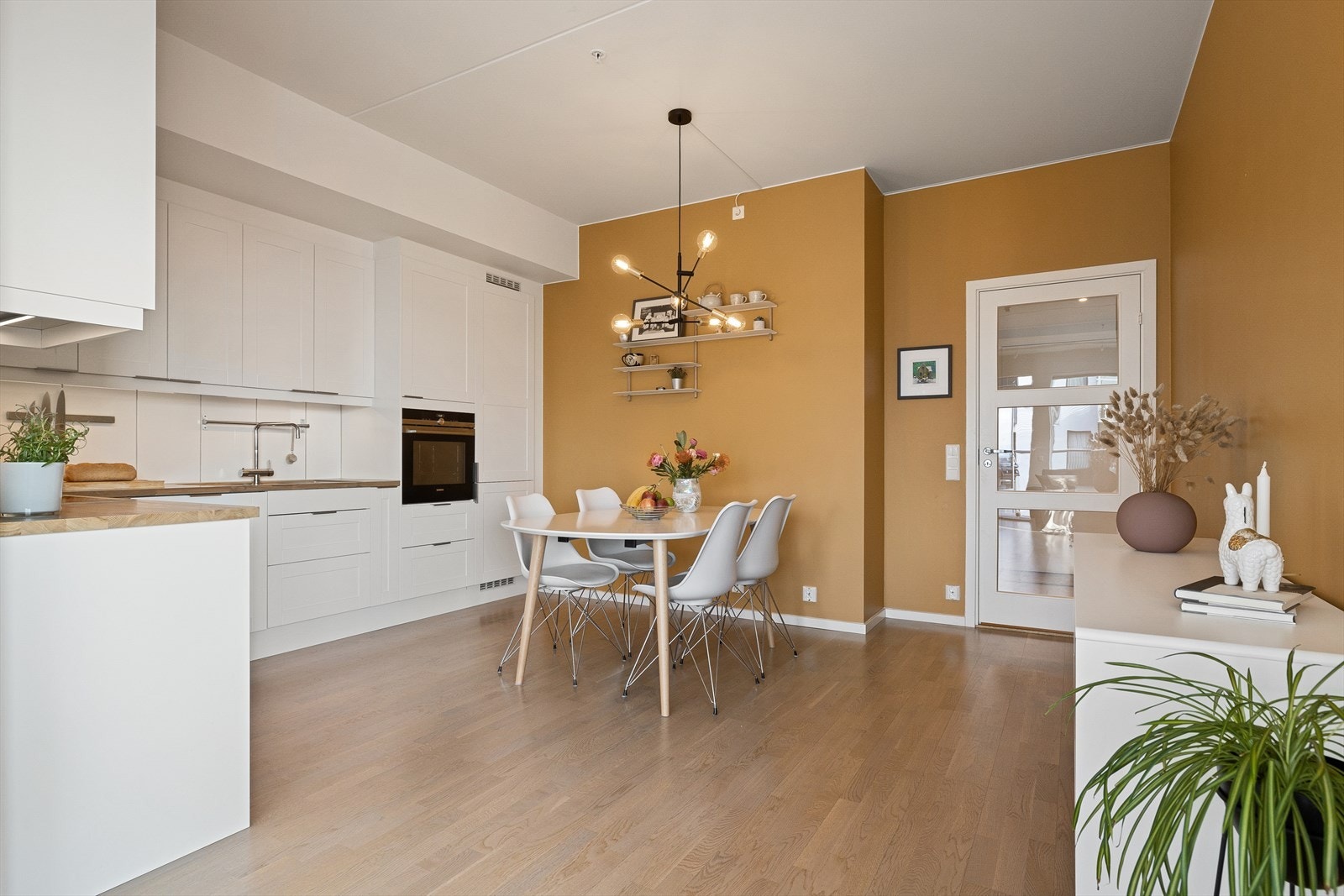 Kjøkkenet er arbeidsvennlig og sosialt, med plass til stort spisebord. Galleribilde