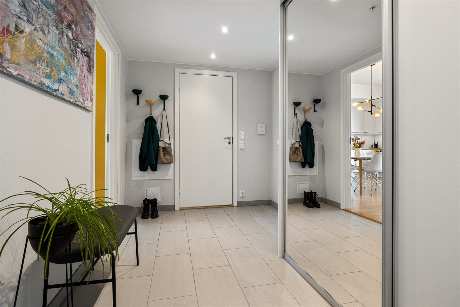 Gangen er påkostet med praktiske fliser. Dette er særlig praktisk høst og vinter, med våte sko og klær. Galleribilde