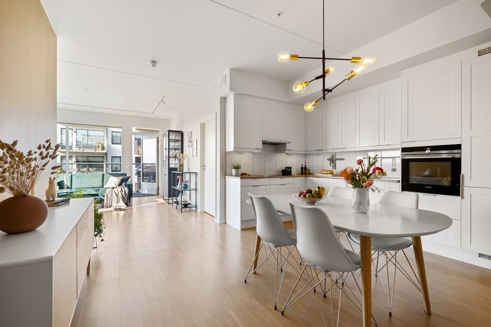 Oppgradert kjøkken; kjøkkenbenk ved koketopp/stekeovn er plassert slik at du får glede av utsikten mens du står og lager mat. Galleribilde