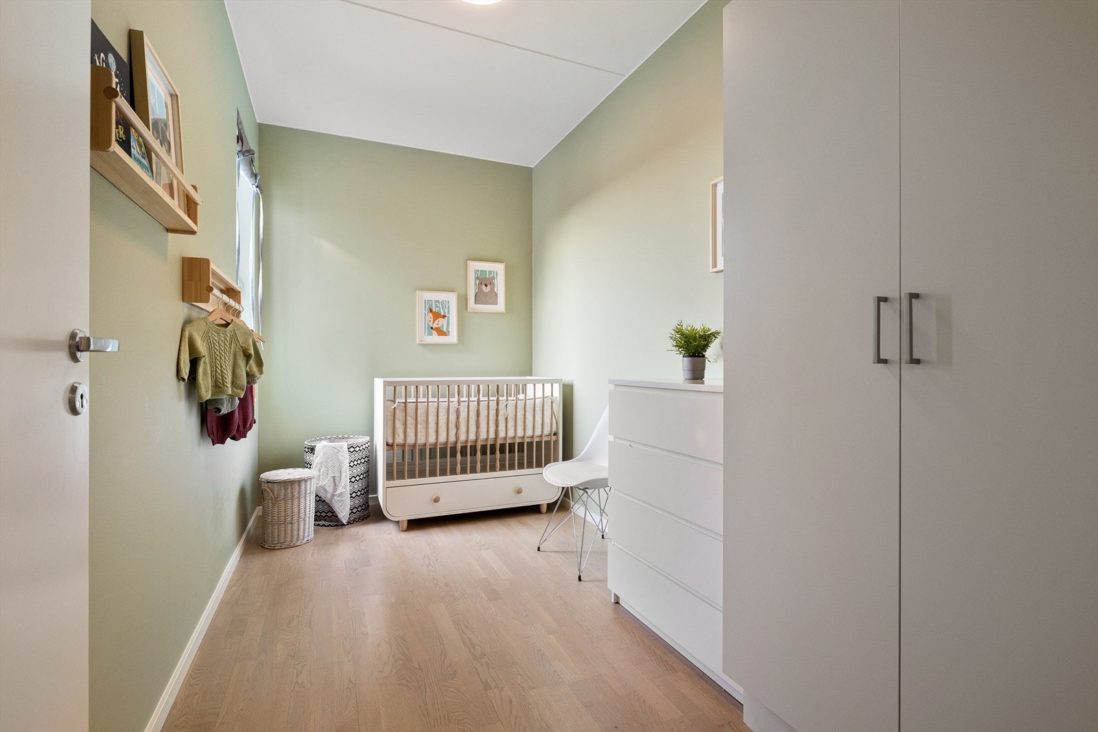 Soverom to er midt i blinken som barnerom. Adkomst er fra gangen, altså skjermet fra den sosiale stua. Galleribilde