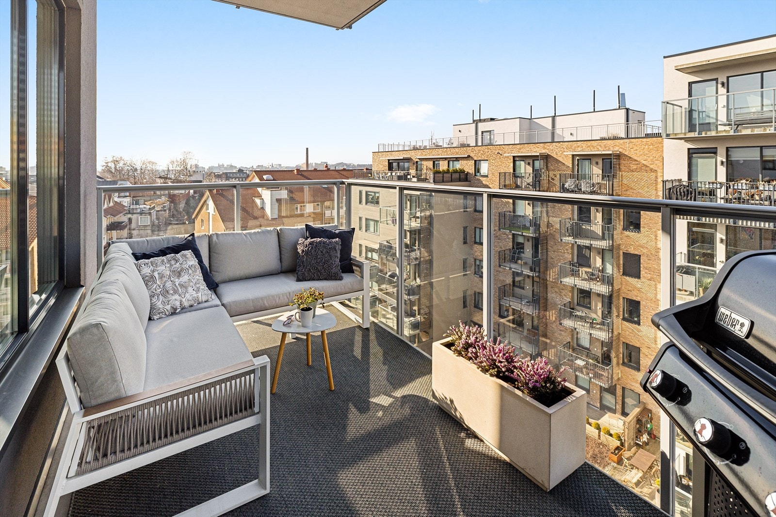 Stor balkong på cirka 9 m², med flott utsikt og gode solforhold - ettermiddag til kveld. Galleribilde