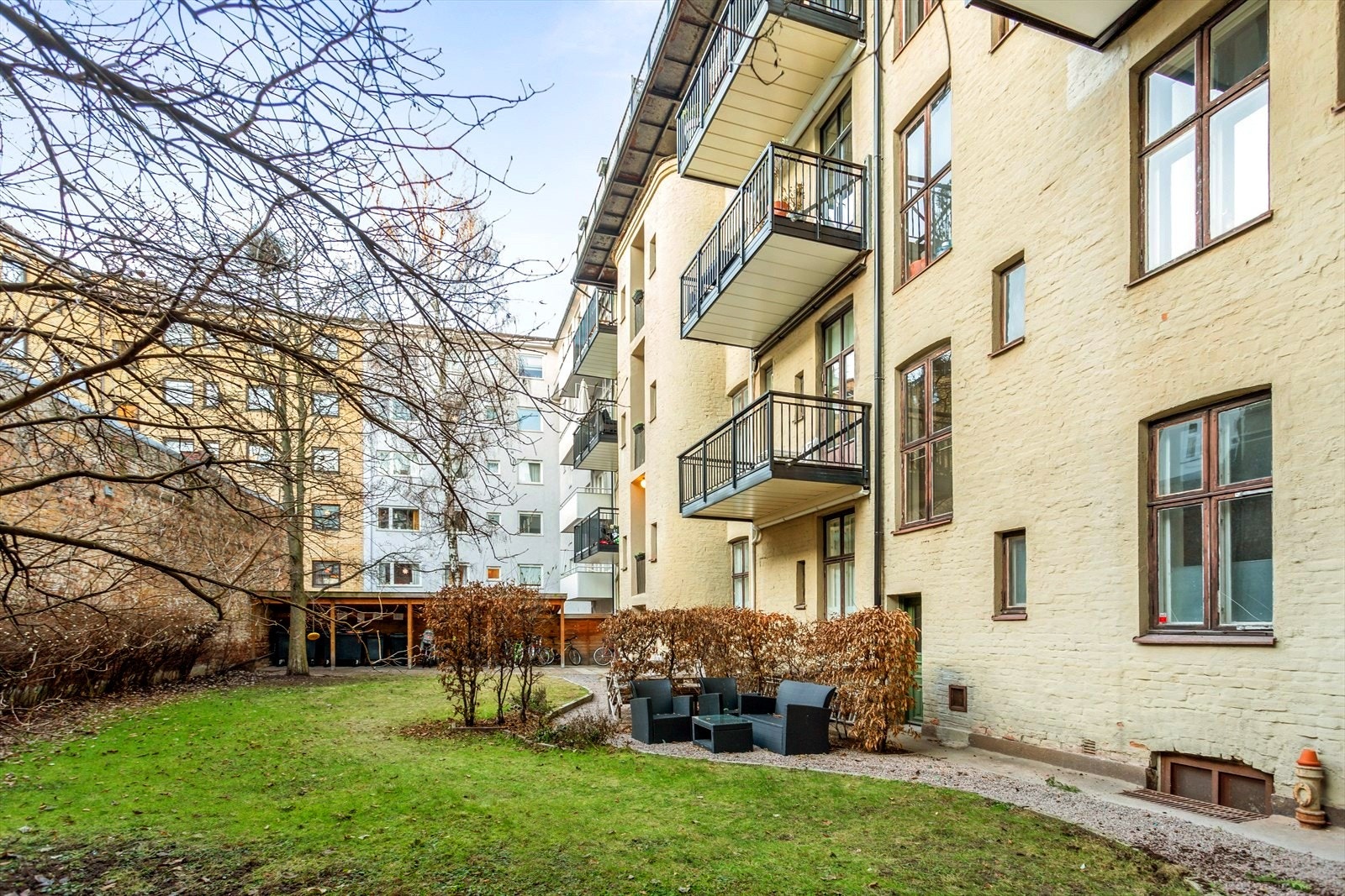 Bakgård. Galleribilde