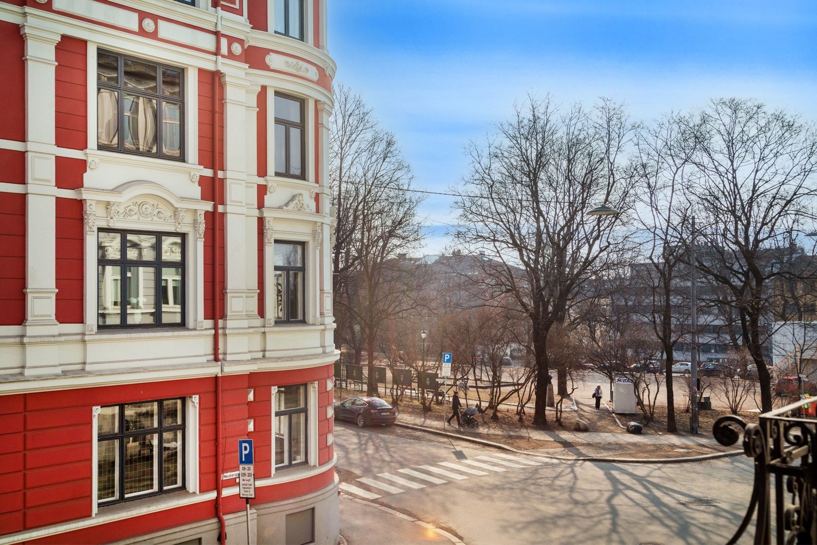 Utsyn mot Vestkanttorget fra stuen. Galleribilde