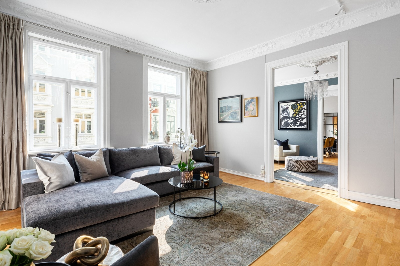 Lekre, klassiske detaljer som stukkatur, rosett og store vindusflater. Galleribilde