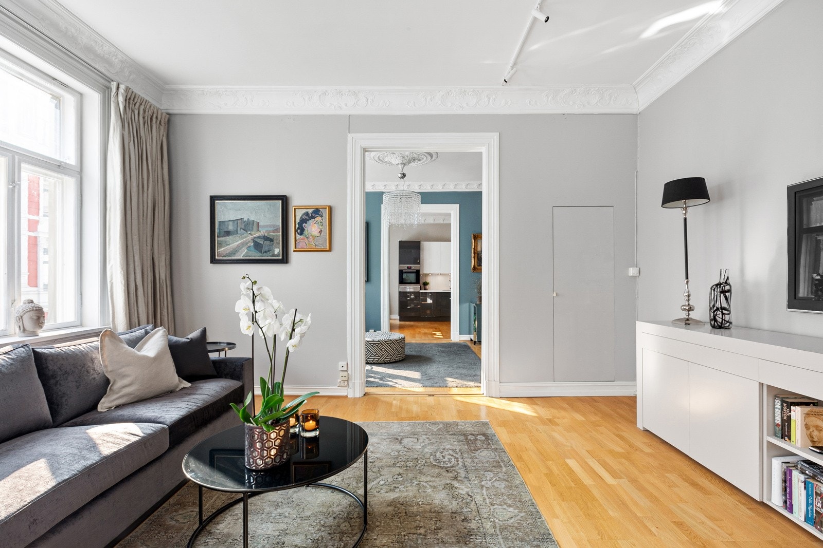 Innbydende stue med takhøyde på 3,07 meter. Galleribilde
