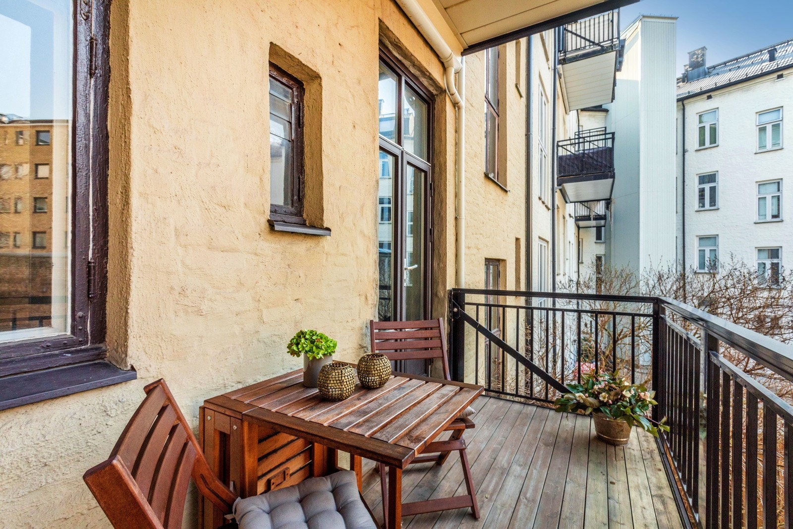 Balkongen vender mot stille bakgård. Galleribilde