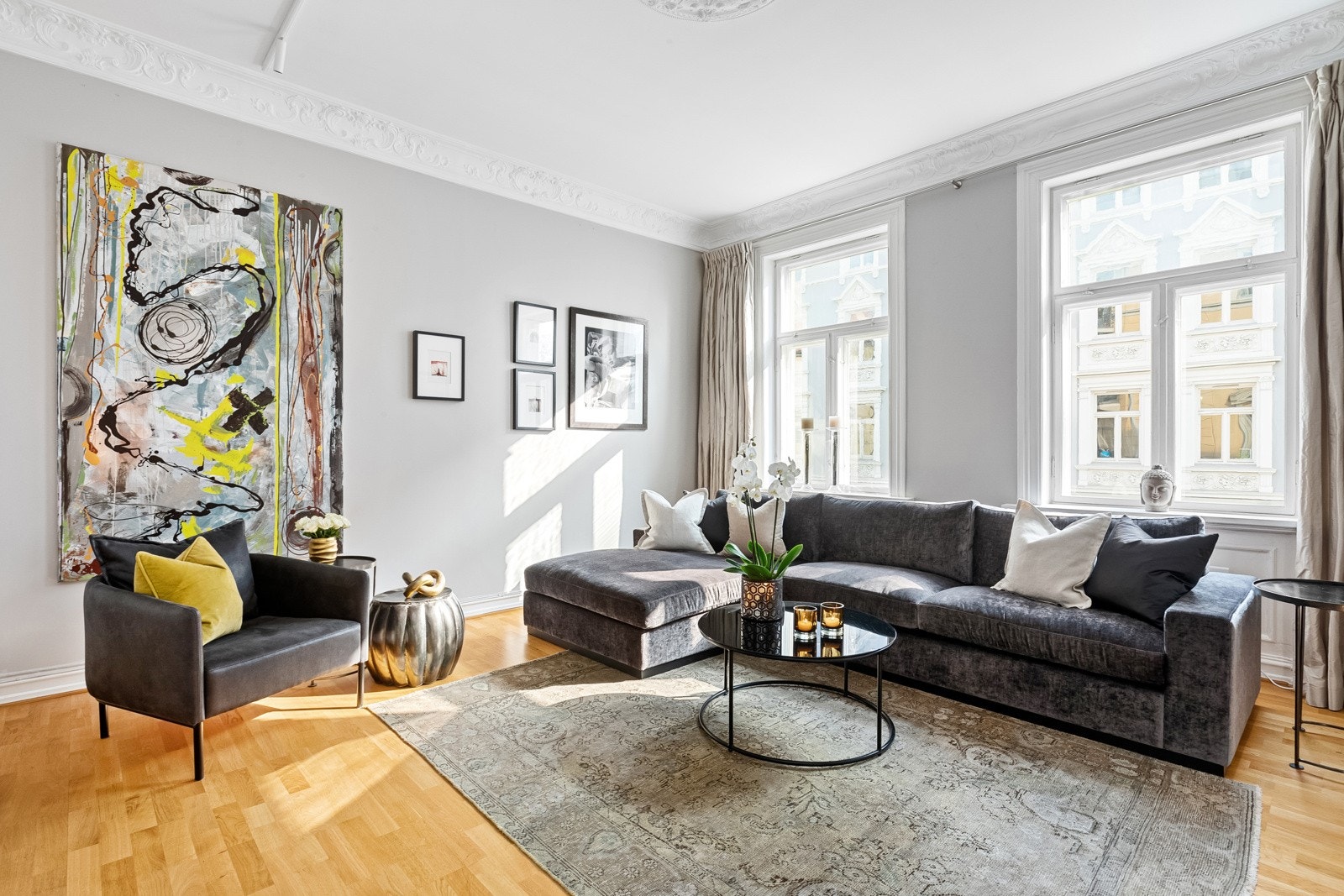 Leiligheten har en sentral, likevel rolig beliggenhet med nærhet til alt av fasiliteter hovedstaden har å by på. Galleribilde