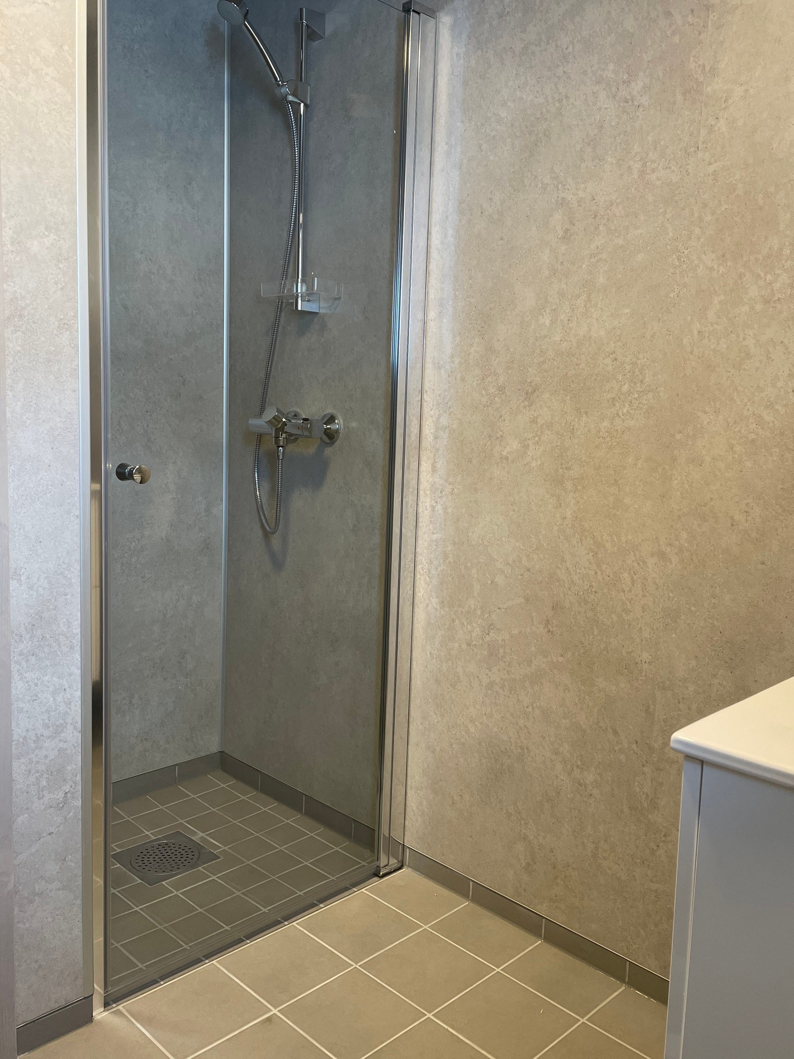 Dusj - Illustrasjonsbilde av tilsvarende hyttemodell Galleribilde