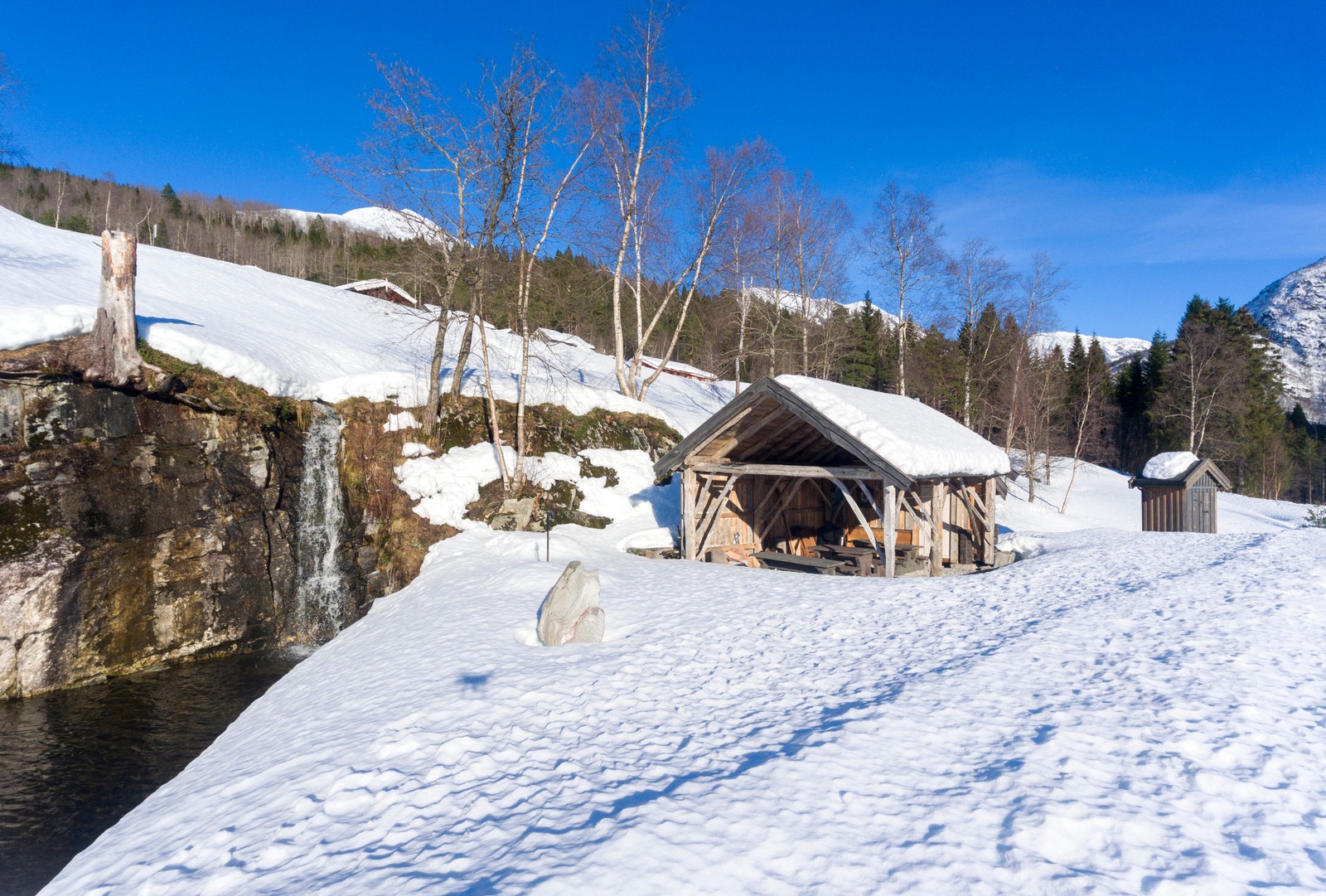Opparbeid fellesareal til glede for alle dei som har hytte her Galleribilde