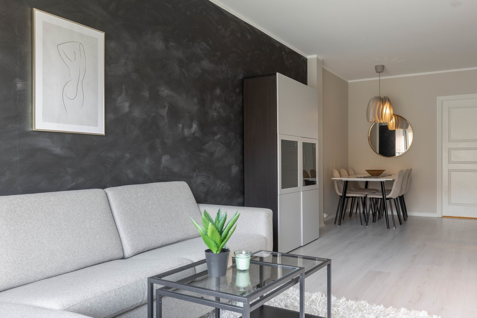 Det er laminat på gulv, og tidsriktige farger på veggene Galleribilde