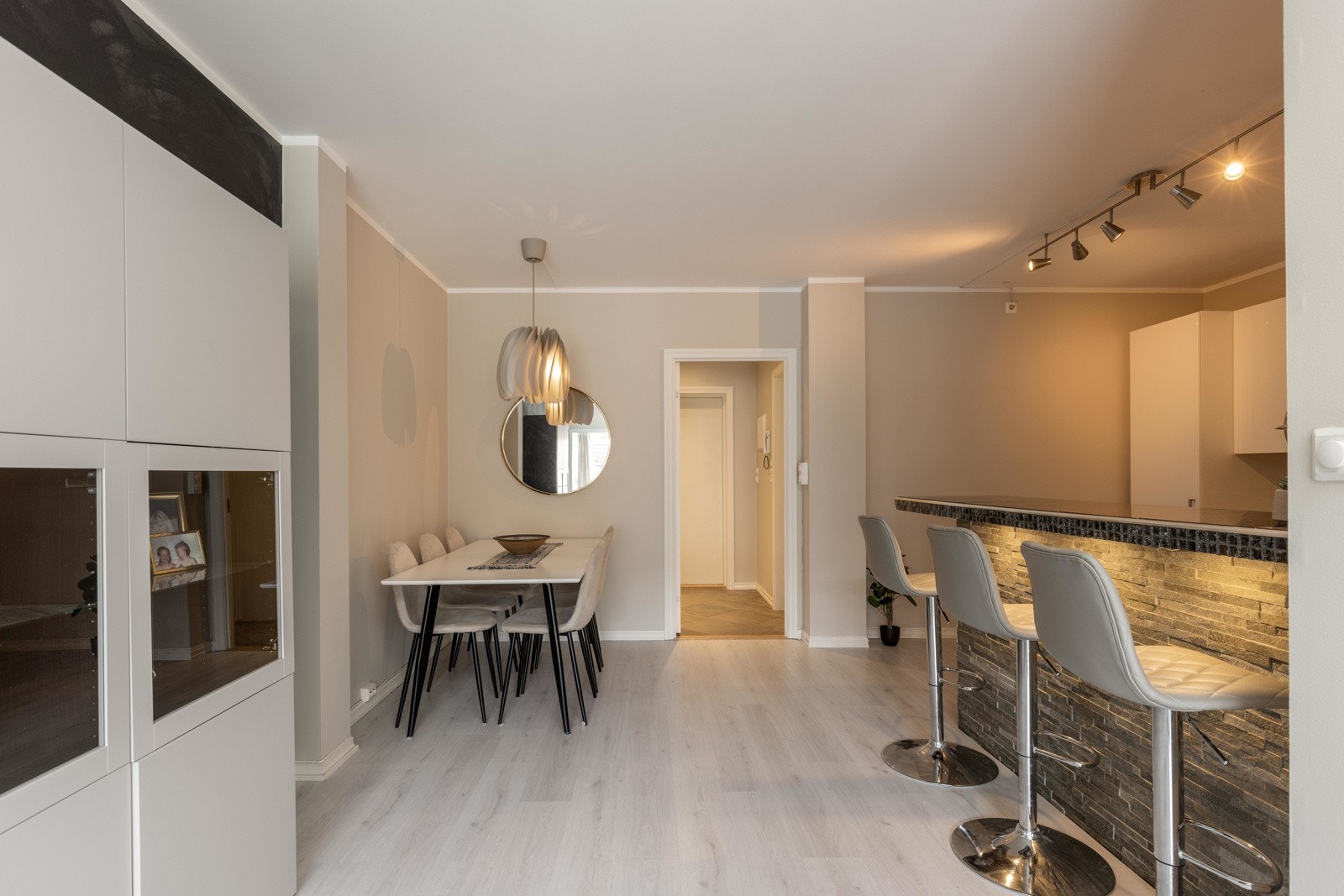 Stuen har plass til både salong- og spisegruppe Galleribilde