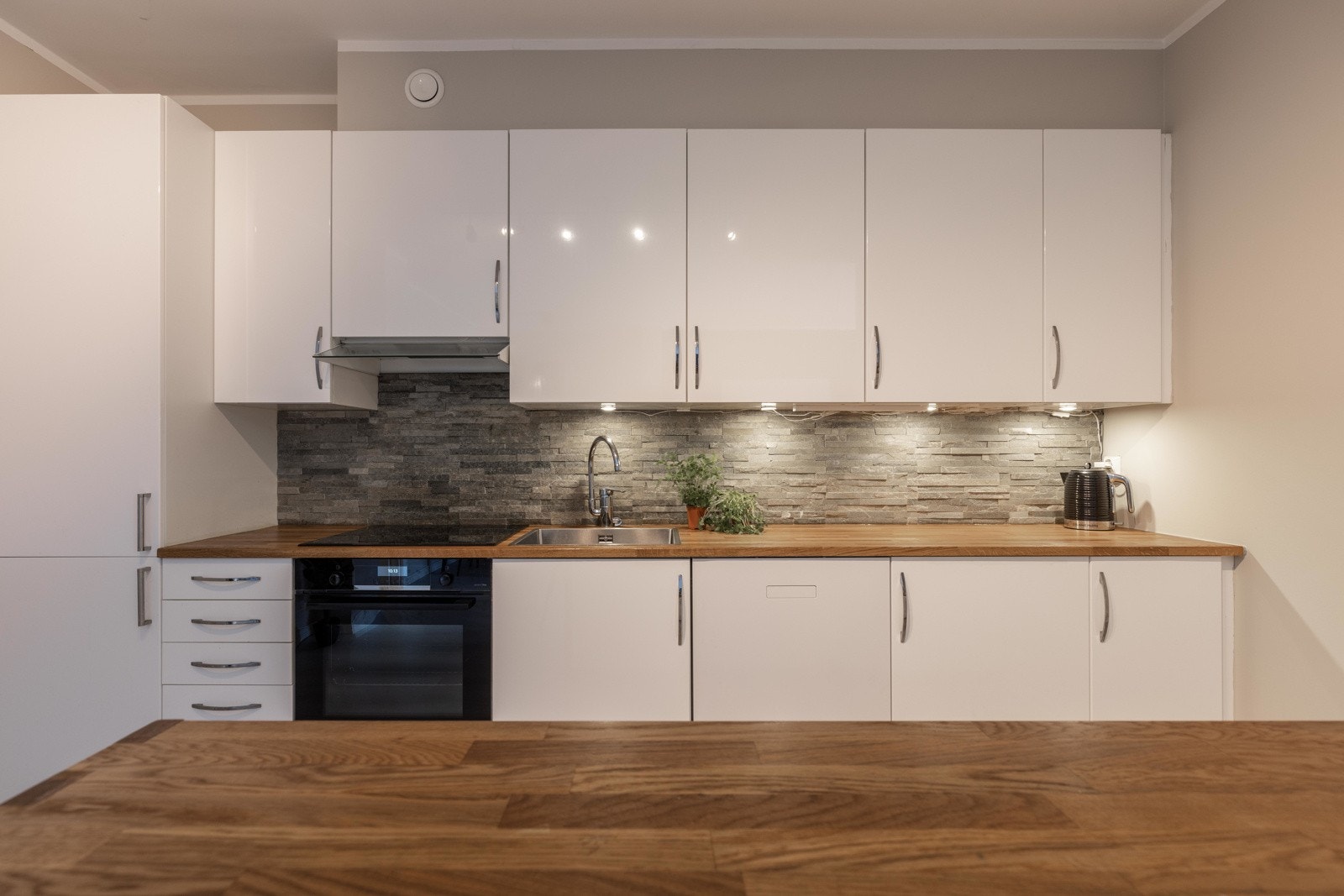 Innredningen er fra Ikea med høyglansfronter og benkeplate i tre Galleribilde