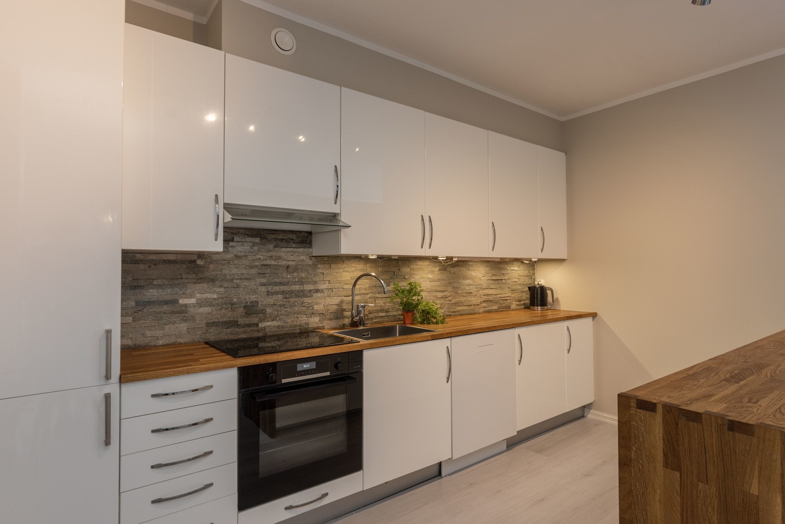 Her er også integrert komfyr, platetopp og kjøleskap/frys Galleribilde