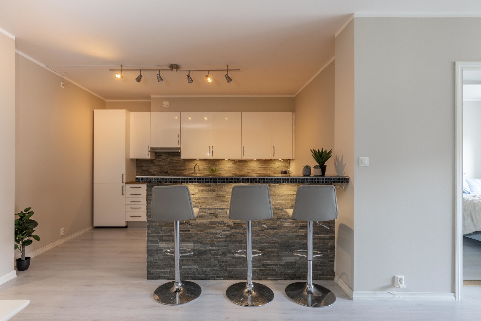 Stilig barløsning med fliser, og ekstra sitteplasser Galleribilde