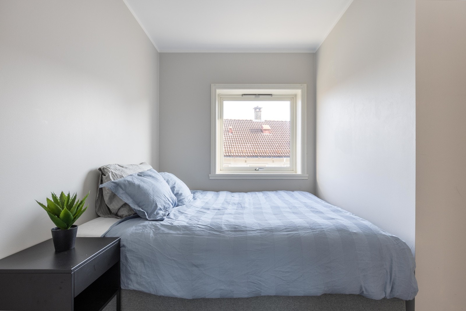 Fra stue er det inngang til soverom med plass til dobbeltseng Galleribilde