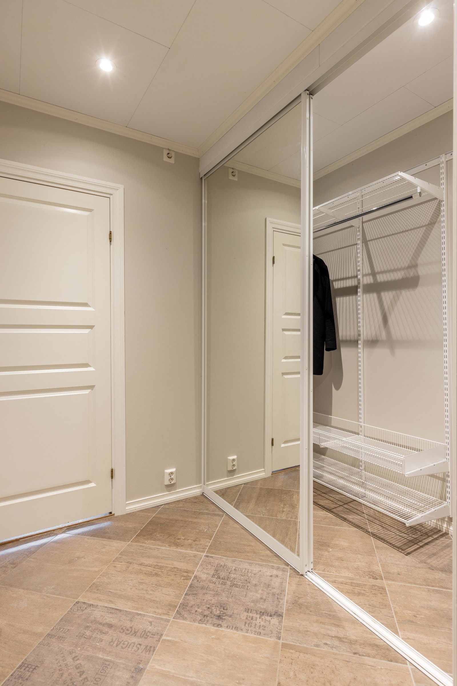 Lys entré med flislagt gulv og downlights i himling Galleribilde