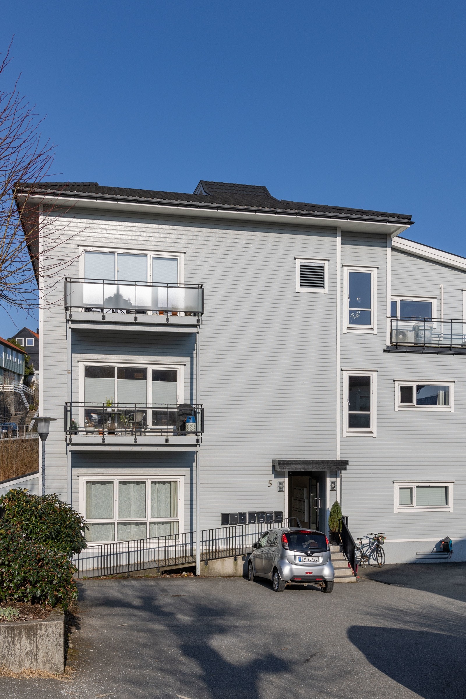 Leiligheten ligger i 1.etasje i bygg som ble oppgradert i 2007 Galleribilde