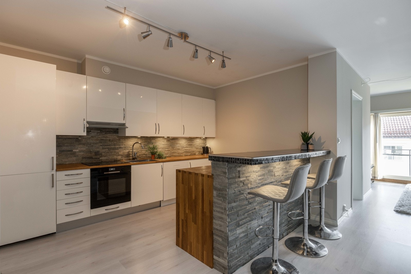 Åpen stue/kjøkkenløsning med pent kjøkken fra ca 2014 Galleribilde