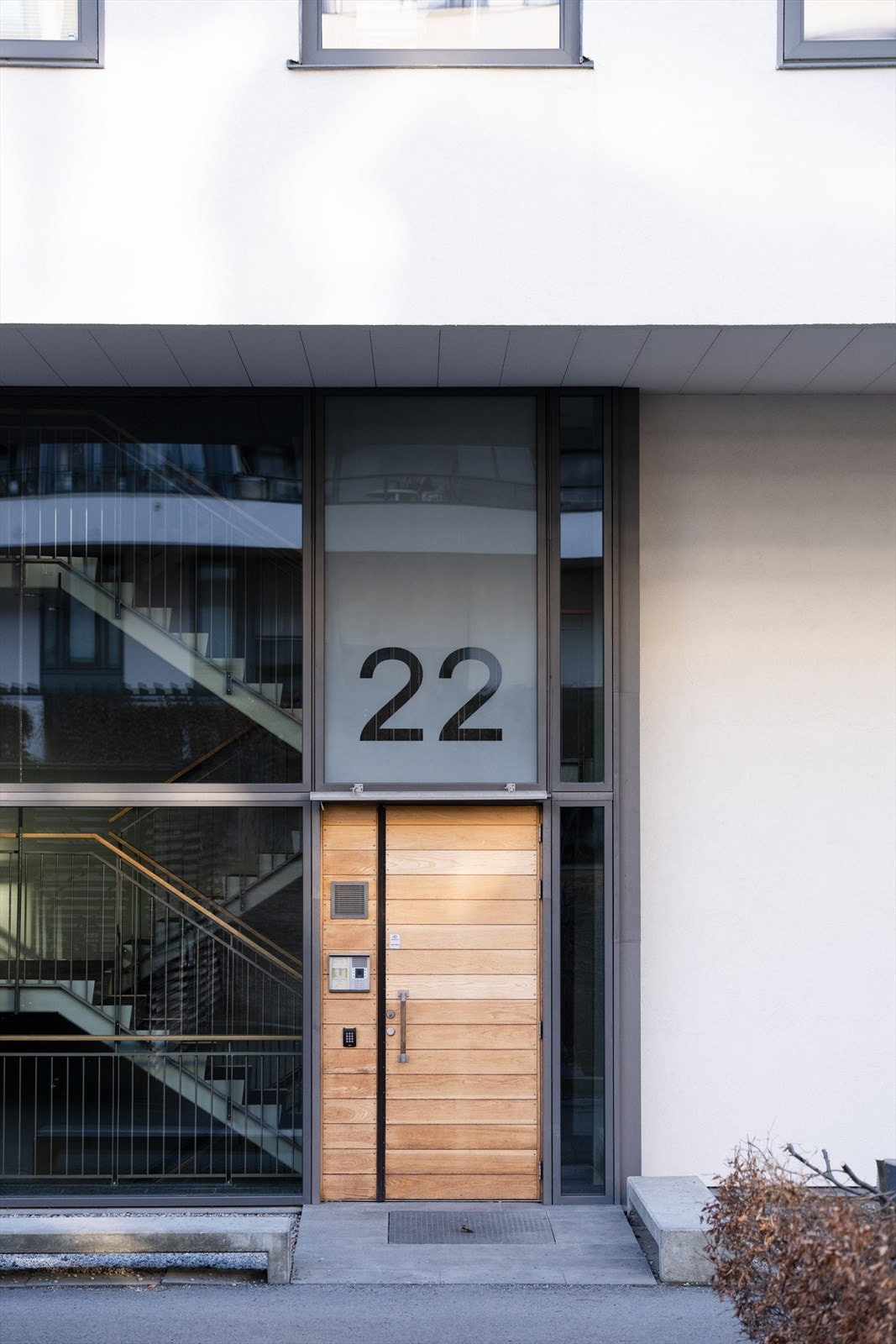 Velkommen inn. Trappefri adkomst med heis opp til etasjen Galleribilde