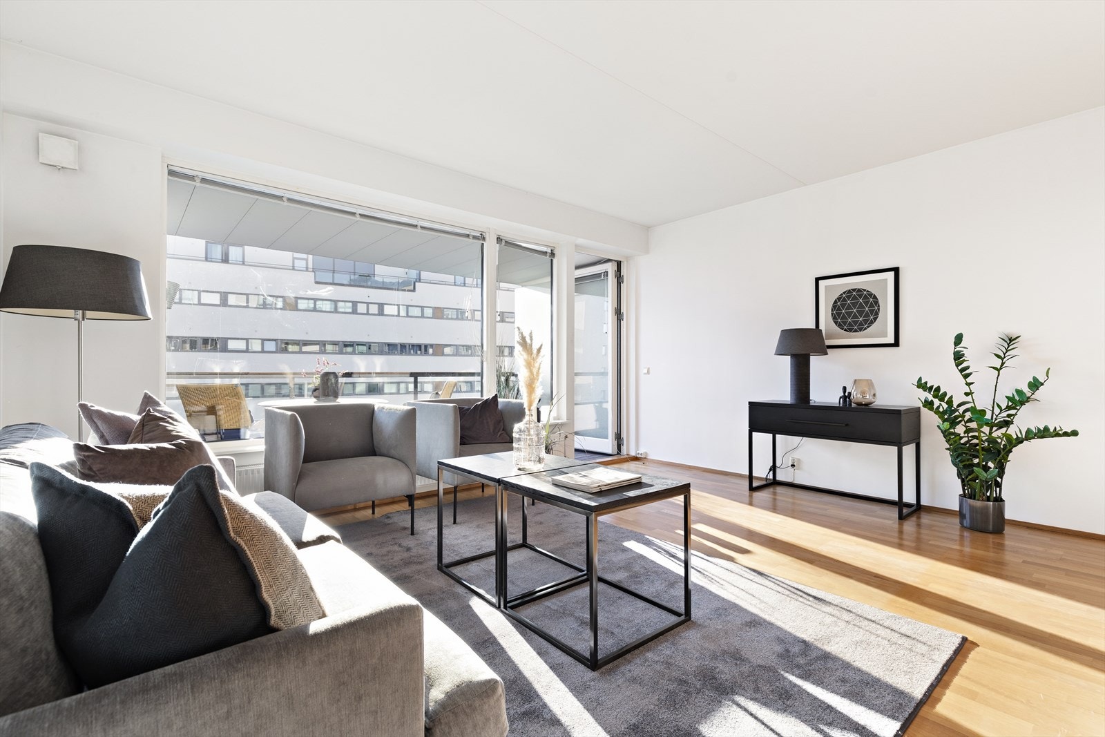 Leiligheten har store vinduer som gir rikelig med naturlig lys Galleribilde