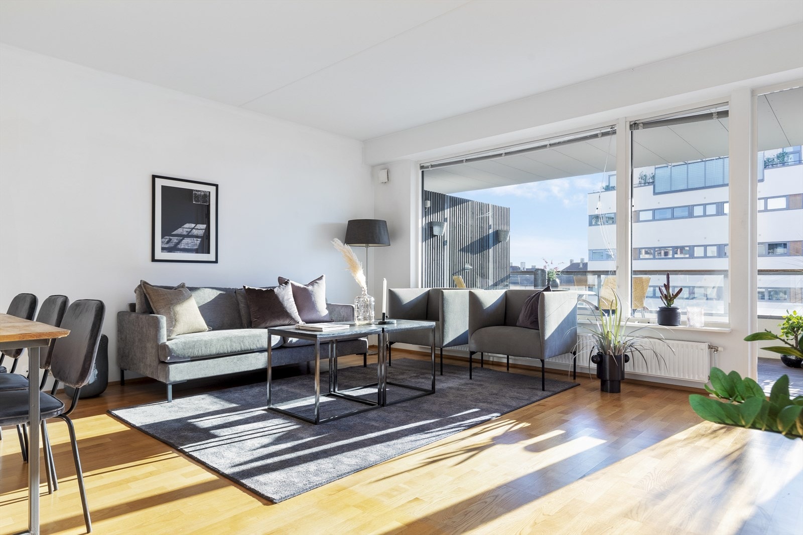 Den store stuen har god plass til både sofagruppe og spisebord Galleribilde