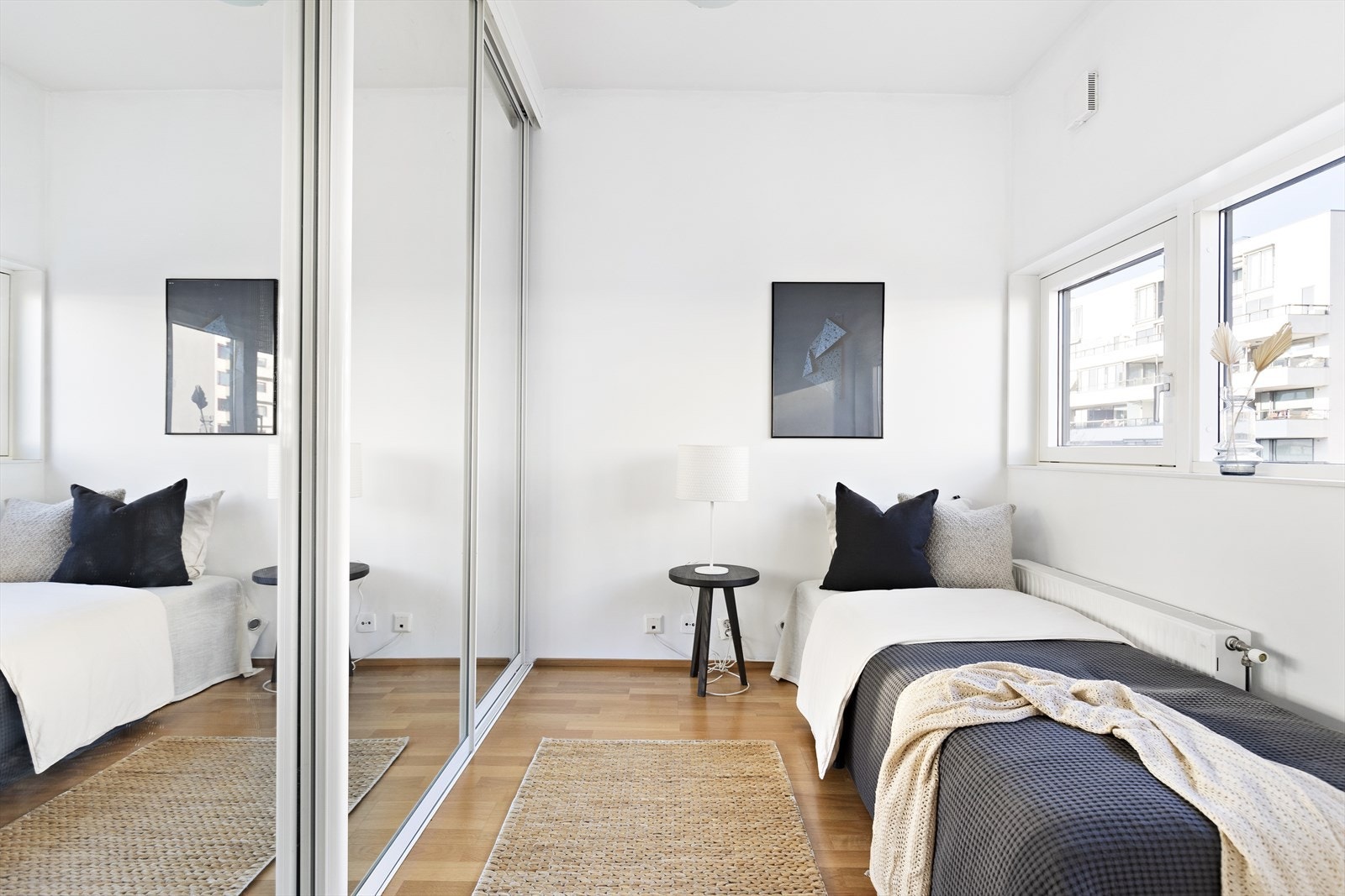 Gjesterom med skyvedørsgarderobe Galleribilde