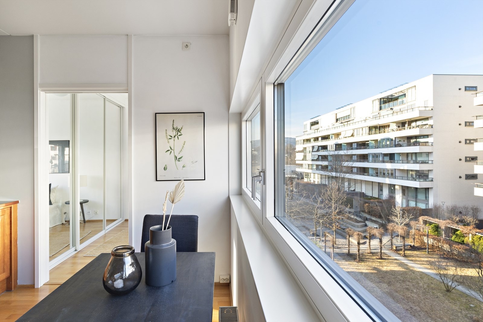 Nydelig utsyn fra kjøkken mot parkmessig tomt Galleribilde