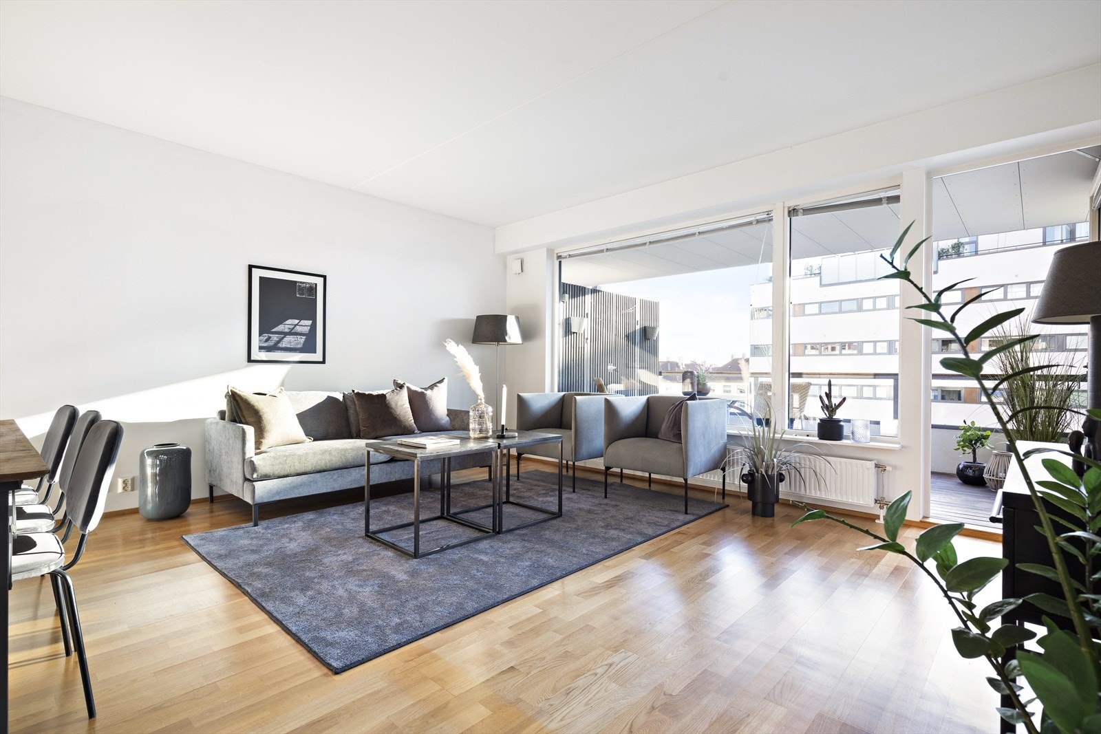 Fra stuen er det utgang en stor solrik balkong Galleribilde