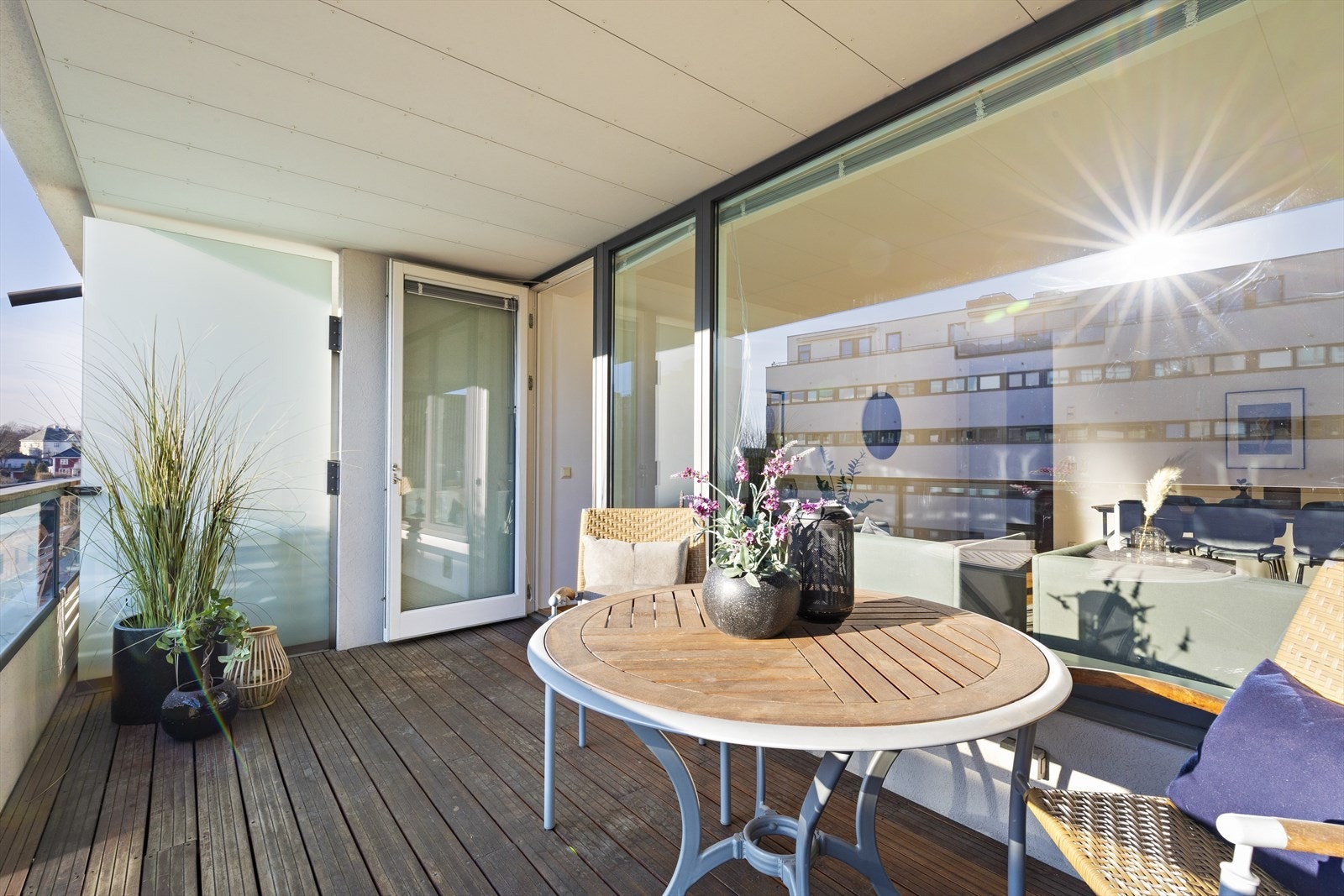 Balkongen vender mot sydvest og har meget gode solforhold Galleribilde