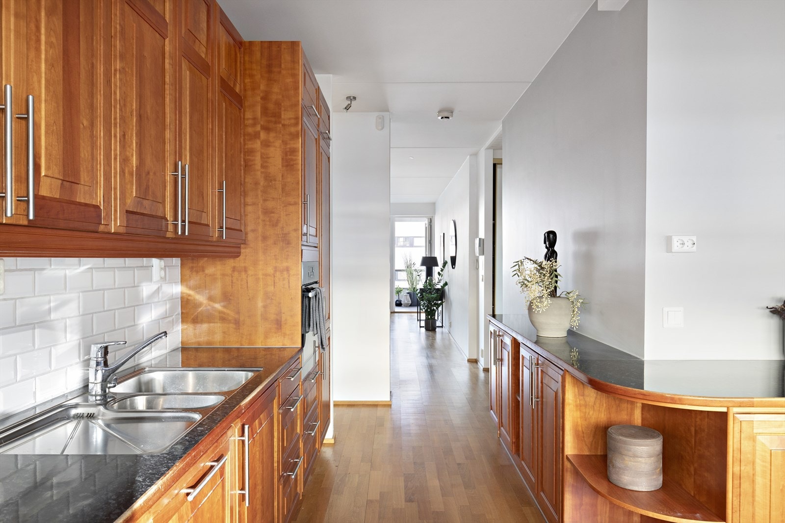 Leiligheten er gjennomgående med vinduer fra to sider Galleribilde