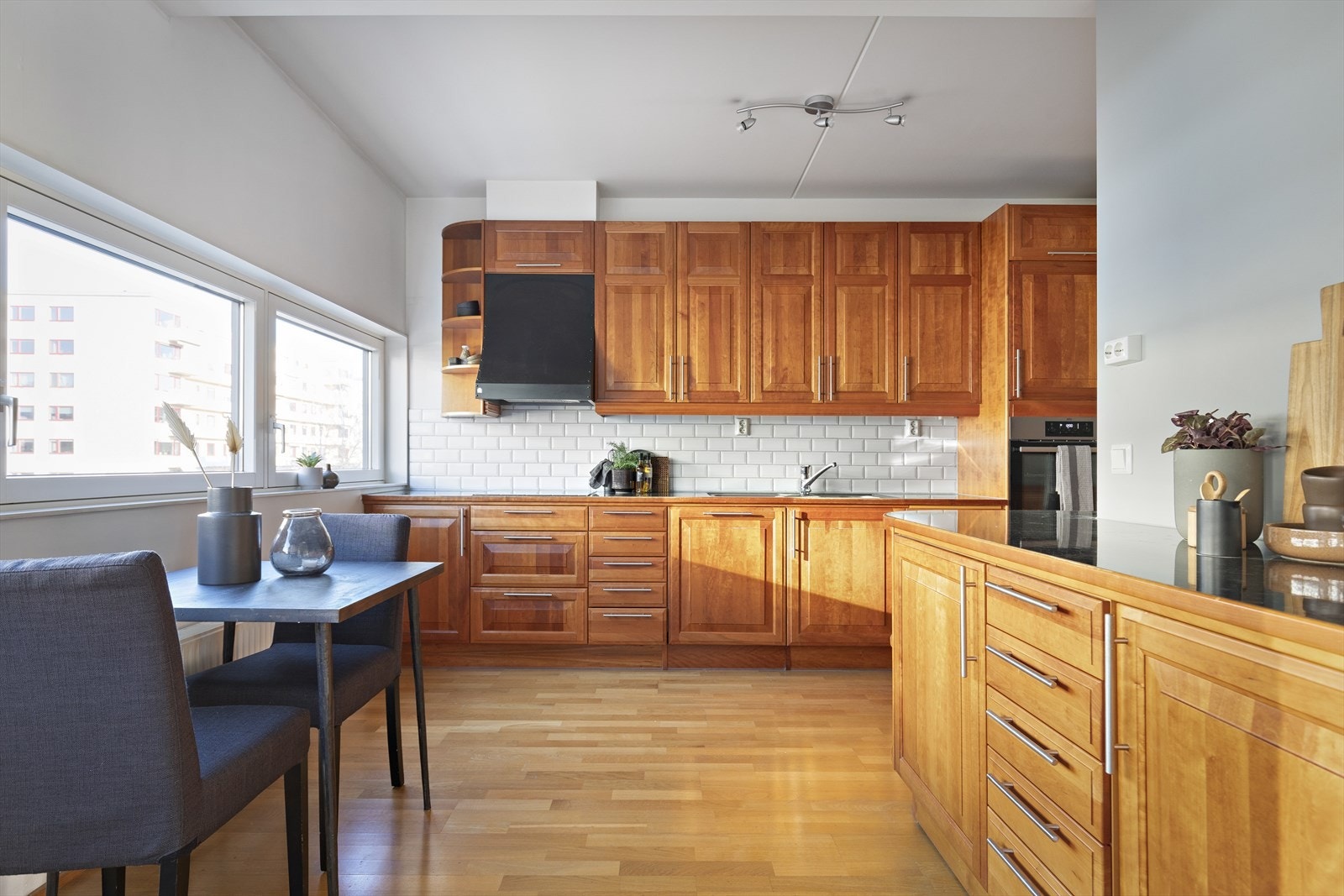 Det er også plass til spisebord på kjøkken Galleribilde