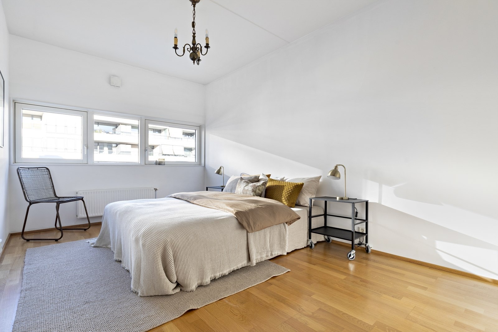 Hovedsoverom med plass til stor seng og mye garerobeplass Galleribilde