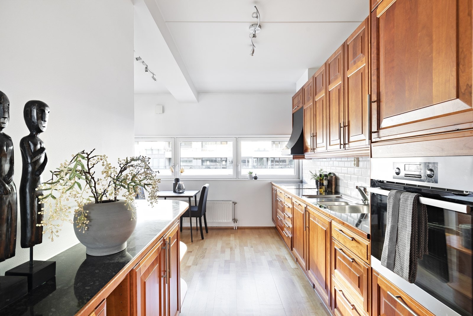 Stort kjøkken med mye skap- og benkeplass Galleribilde