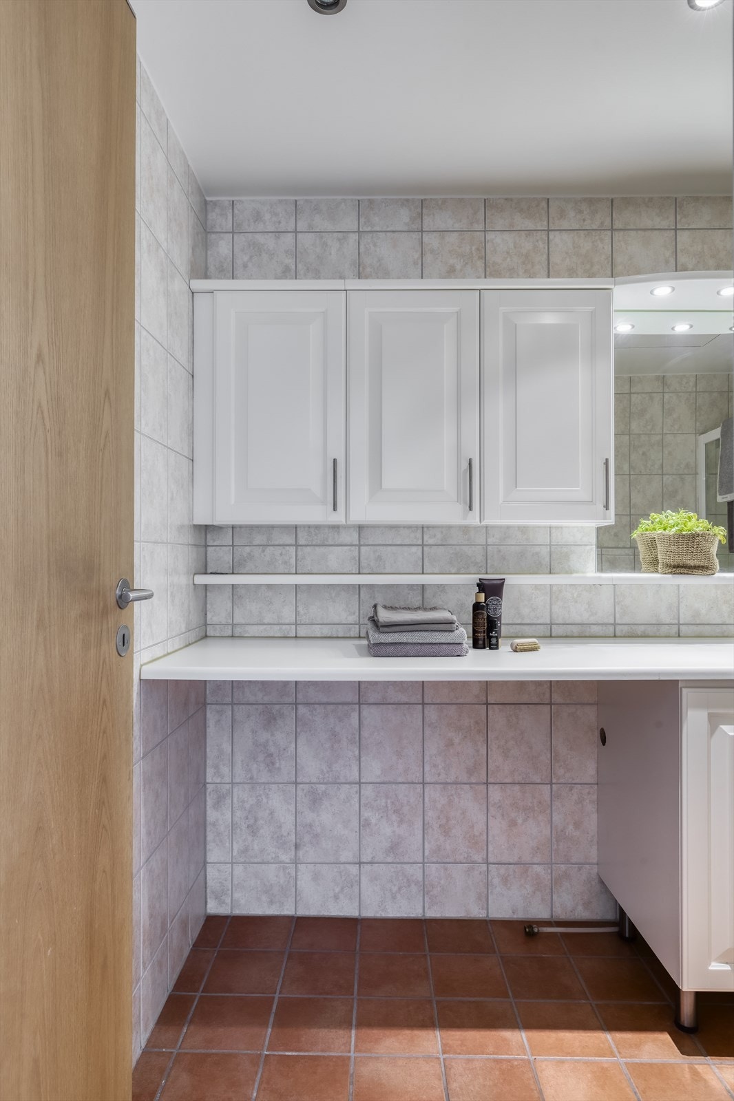 Plass og opplegg for vaskemaskin og tørketrommel på badet Galleribilde