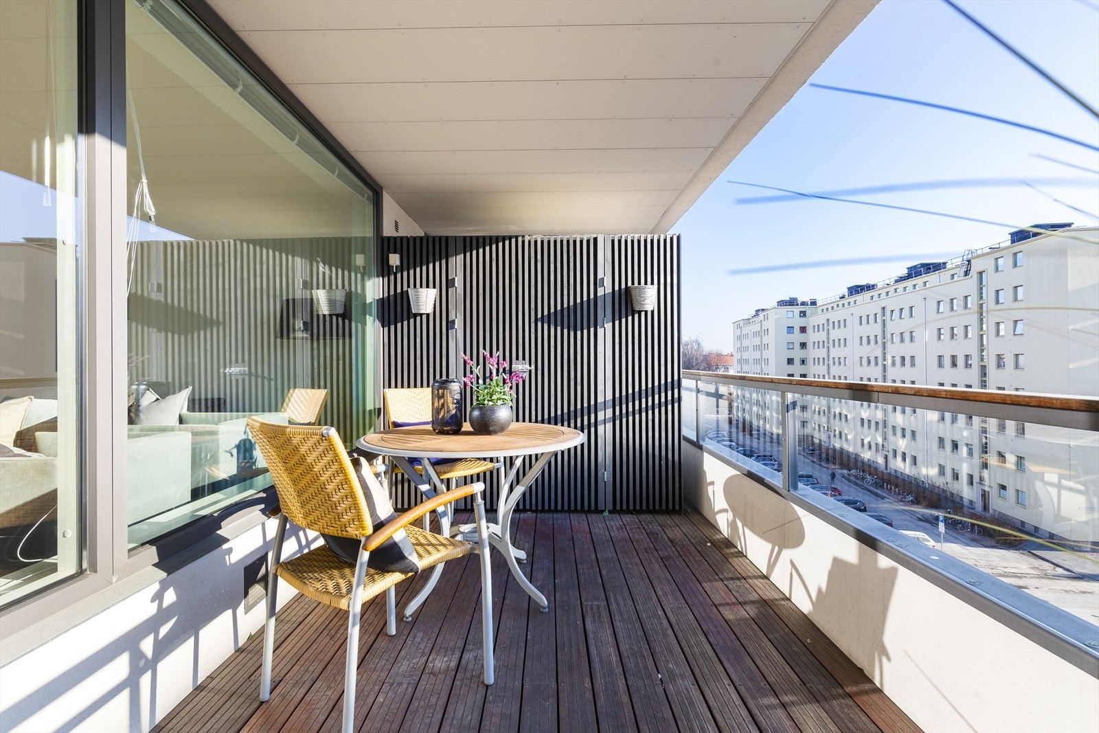 Ca. 10 kvm balkonmg med god plass til bord og stiler. Inngang til liten bod i enden Galleribilde