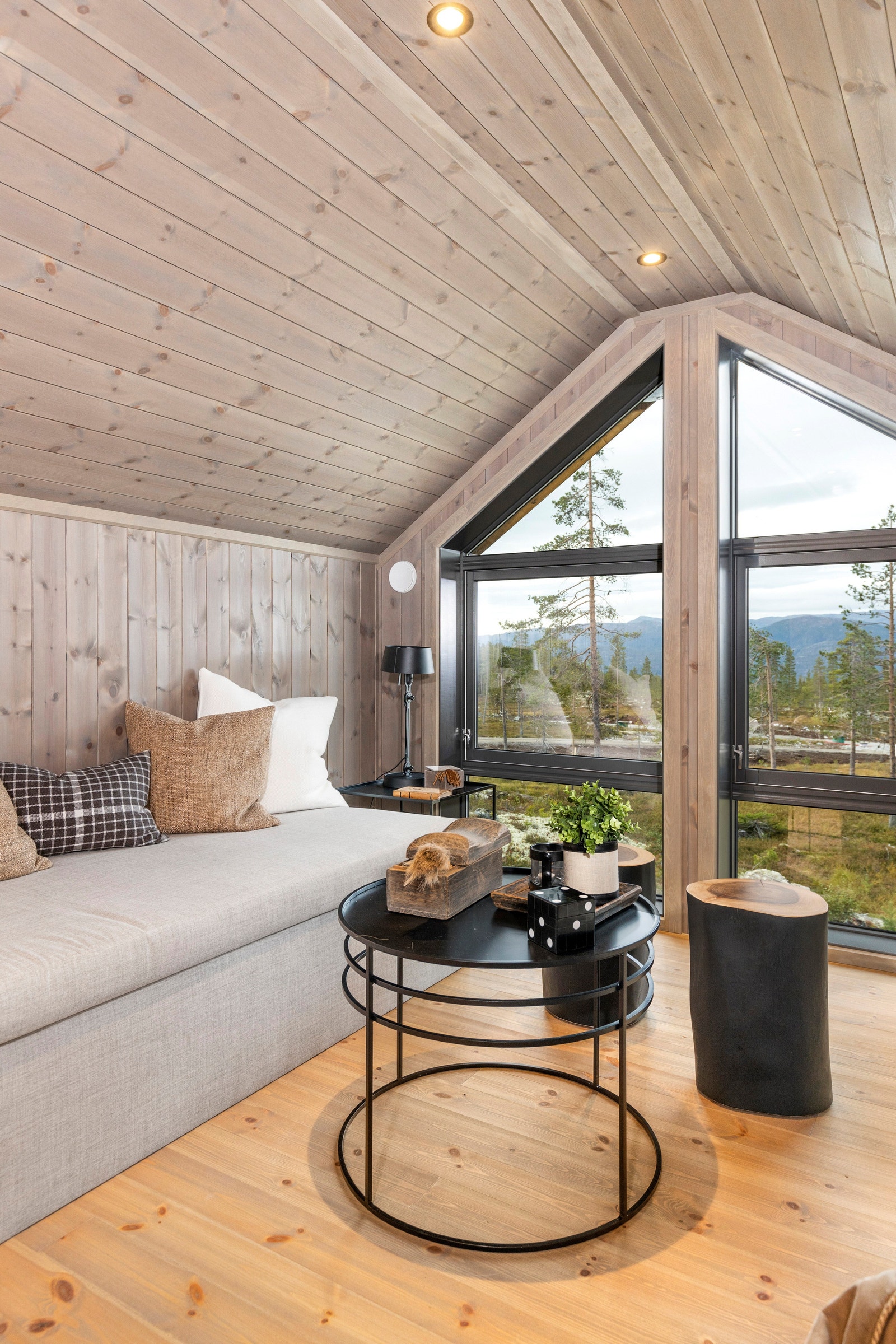 Koselig loftstue med store vinduer - Bilde fra vår Smart 6 Ark på Turufjell i Flå Galleribilde