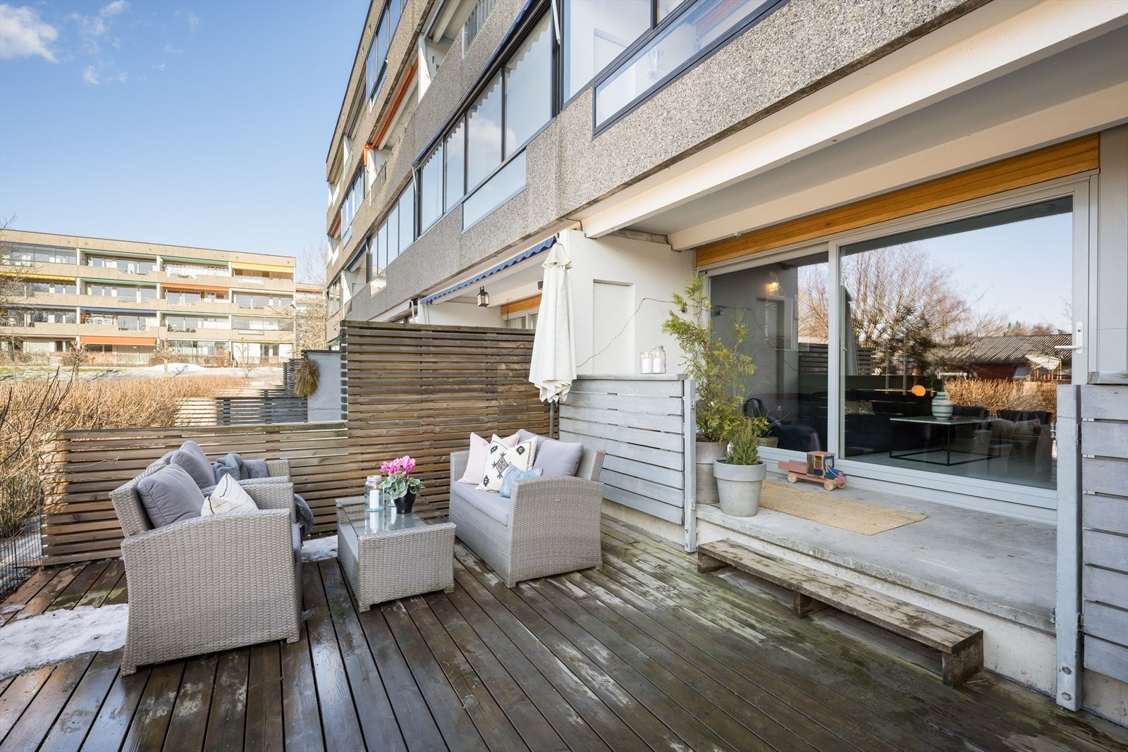 Her kan man nyte solen fra tidlig ettermiddag og utover kvelden på sommertid. God plass til utemøblement. Galleribilde