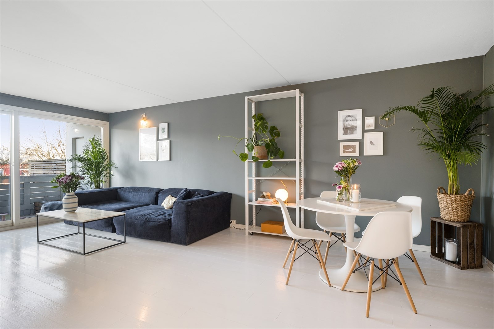 Romslig stue som kan innredes med både sofaseksjon og spisebord. Stuen ligger usjenert til med utsyn mot Mærradalen. Galleribilde