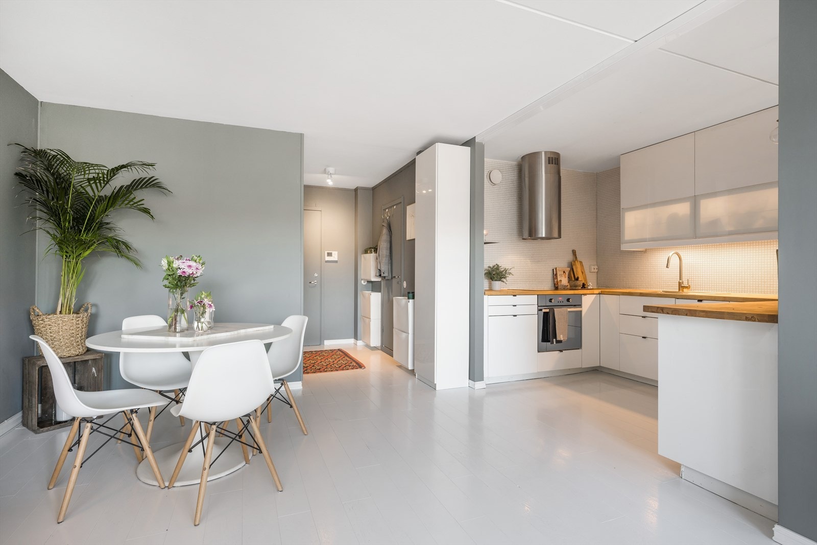 Praktisk åpen kjøkkenløsning. Galleribilde