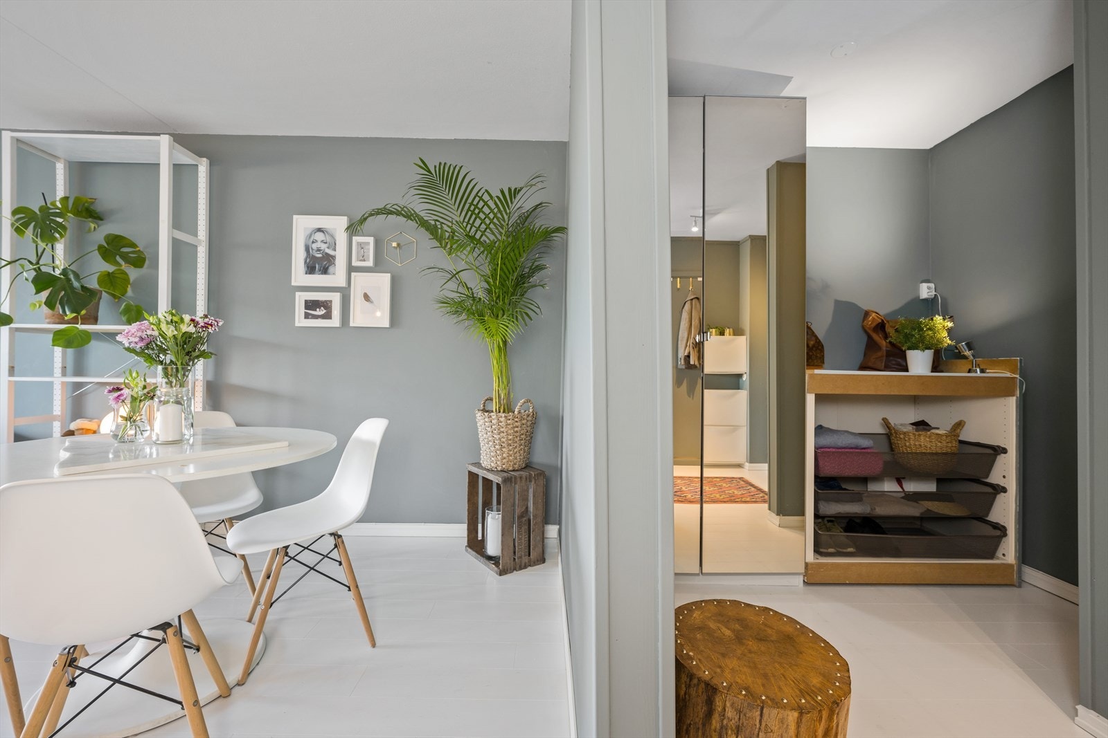 God plass i gang til garderobeskap. Galleribilde