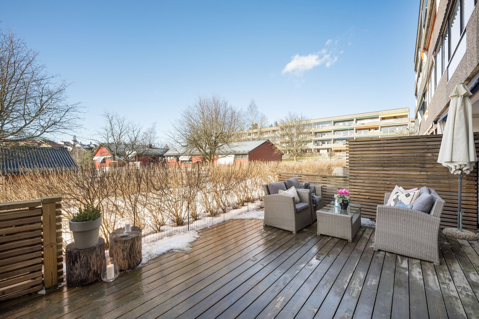 Fra stuen er det utgang til stor nordvestvendt uteplass på ca. 33 kvm. Galleribilde