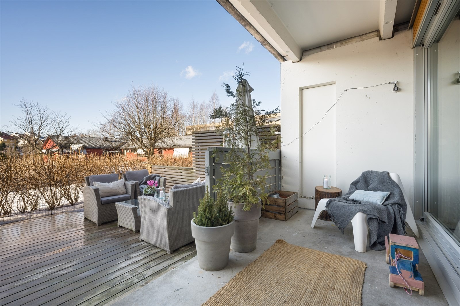 Deler av uteplassen er overbygget. Galleribilde