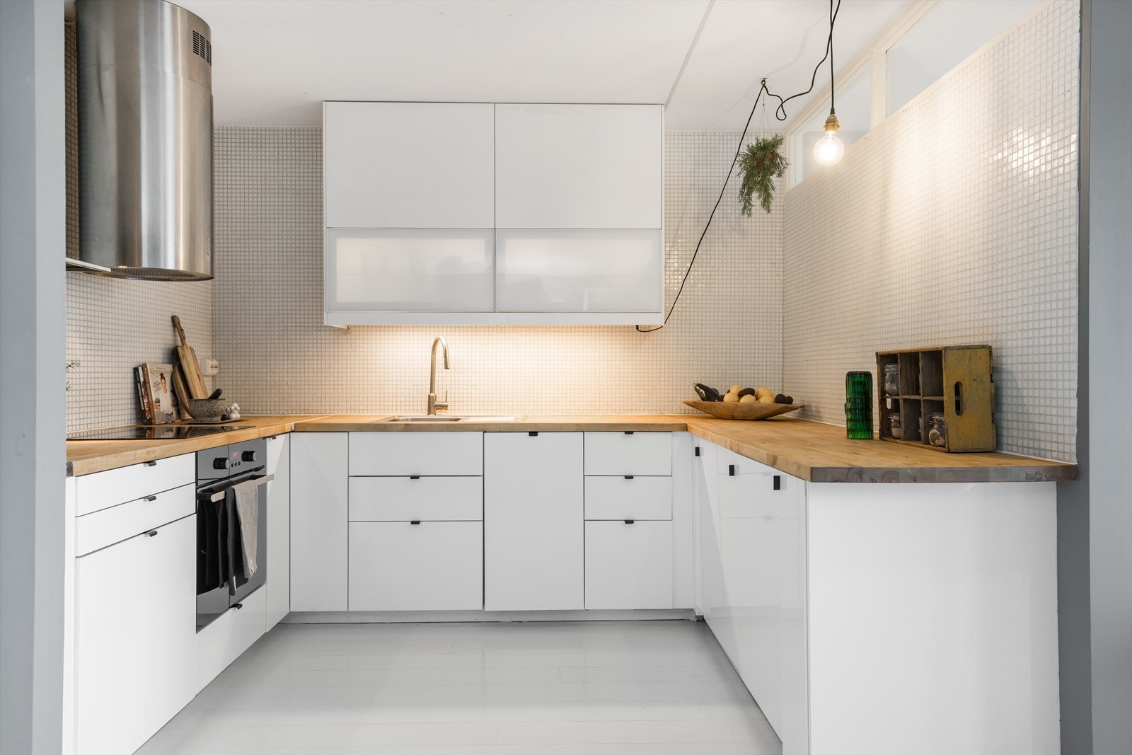 Lyst og stilrent kjøkken med integrerte hvitevarer. Godt med skap- og benkeplass. Galleribilde