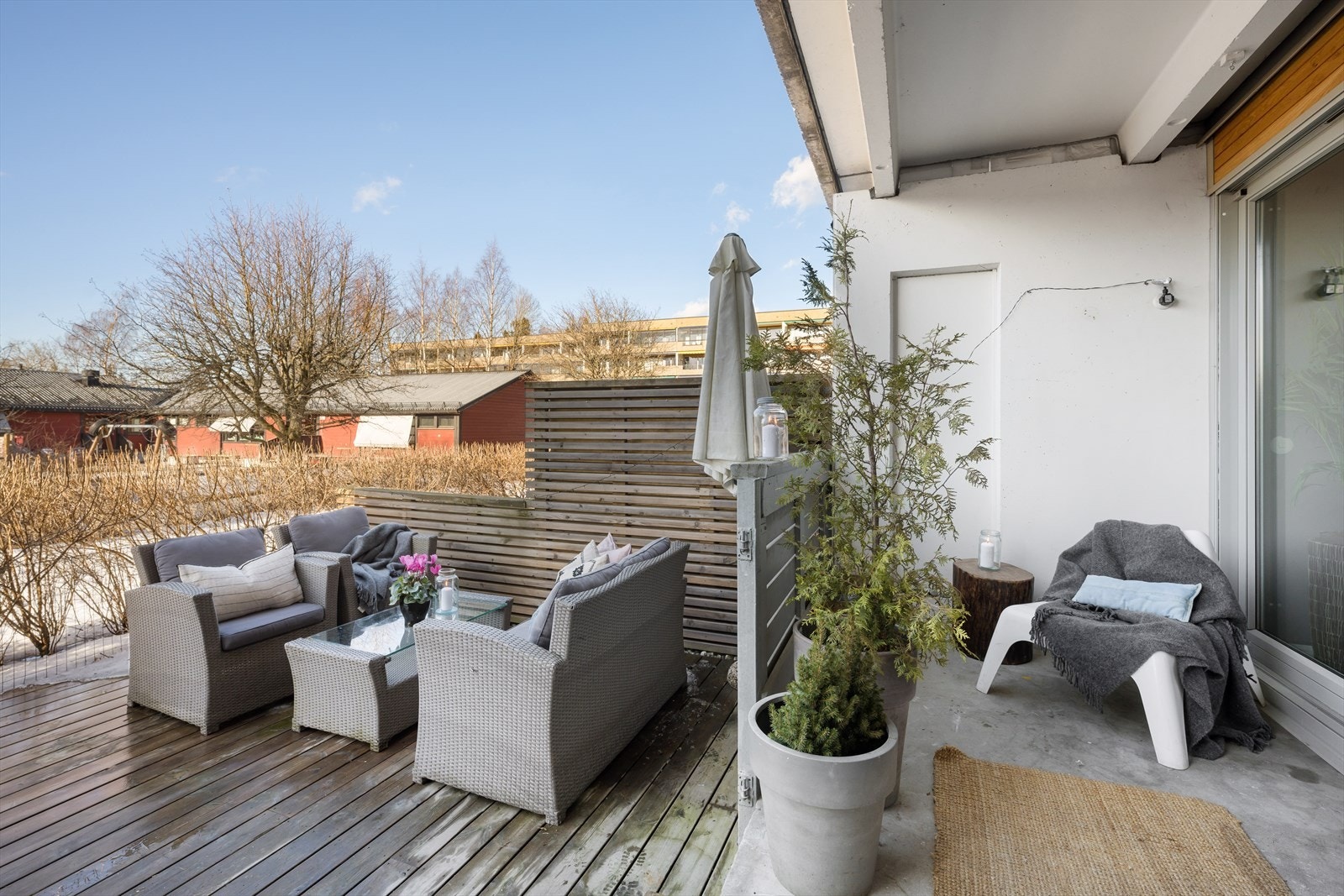 Levegger i tre mot naboer. Galleribilde